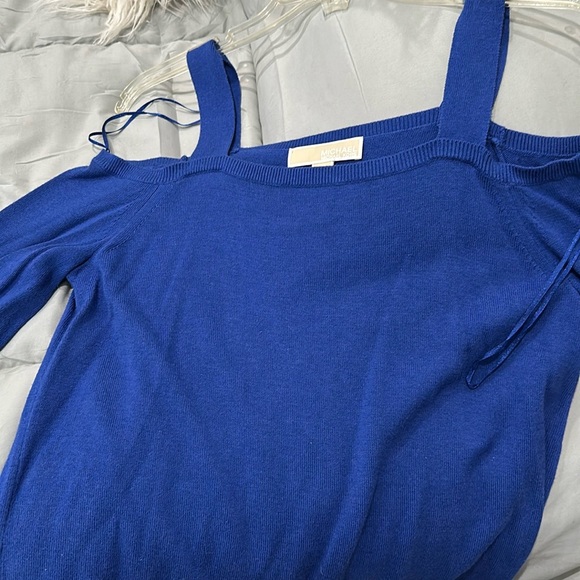 Ladies Sweater
Size Medium - Picture 2 of 3